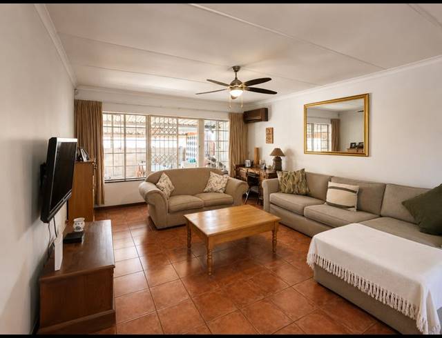 4 BEDROOM TOWNHOUSE FOR SALE IN SCOTTSVILLE